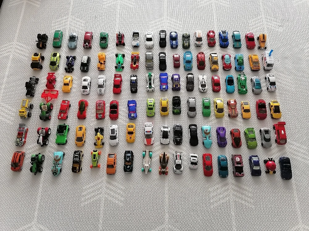 Über 100 Spielzeugfahrzeuge