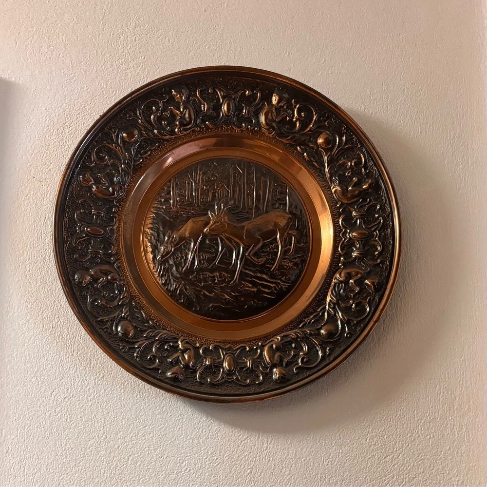 Wandteller mit Hirschmotiv in Kupferoptik