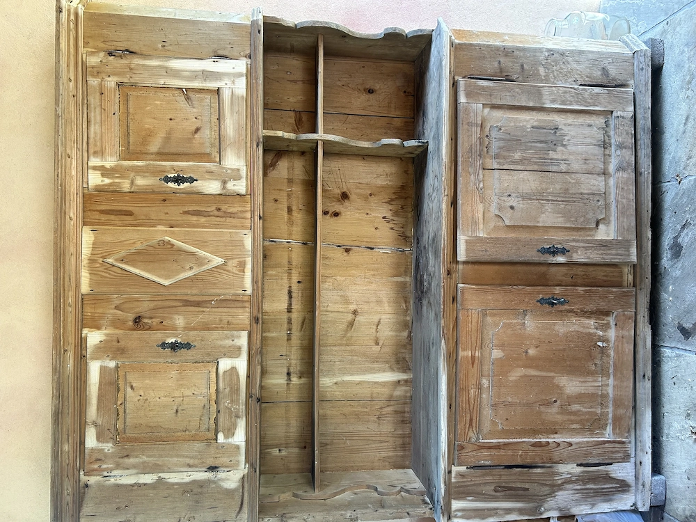 Alter großer Wohnzimmerschrank