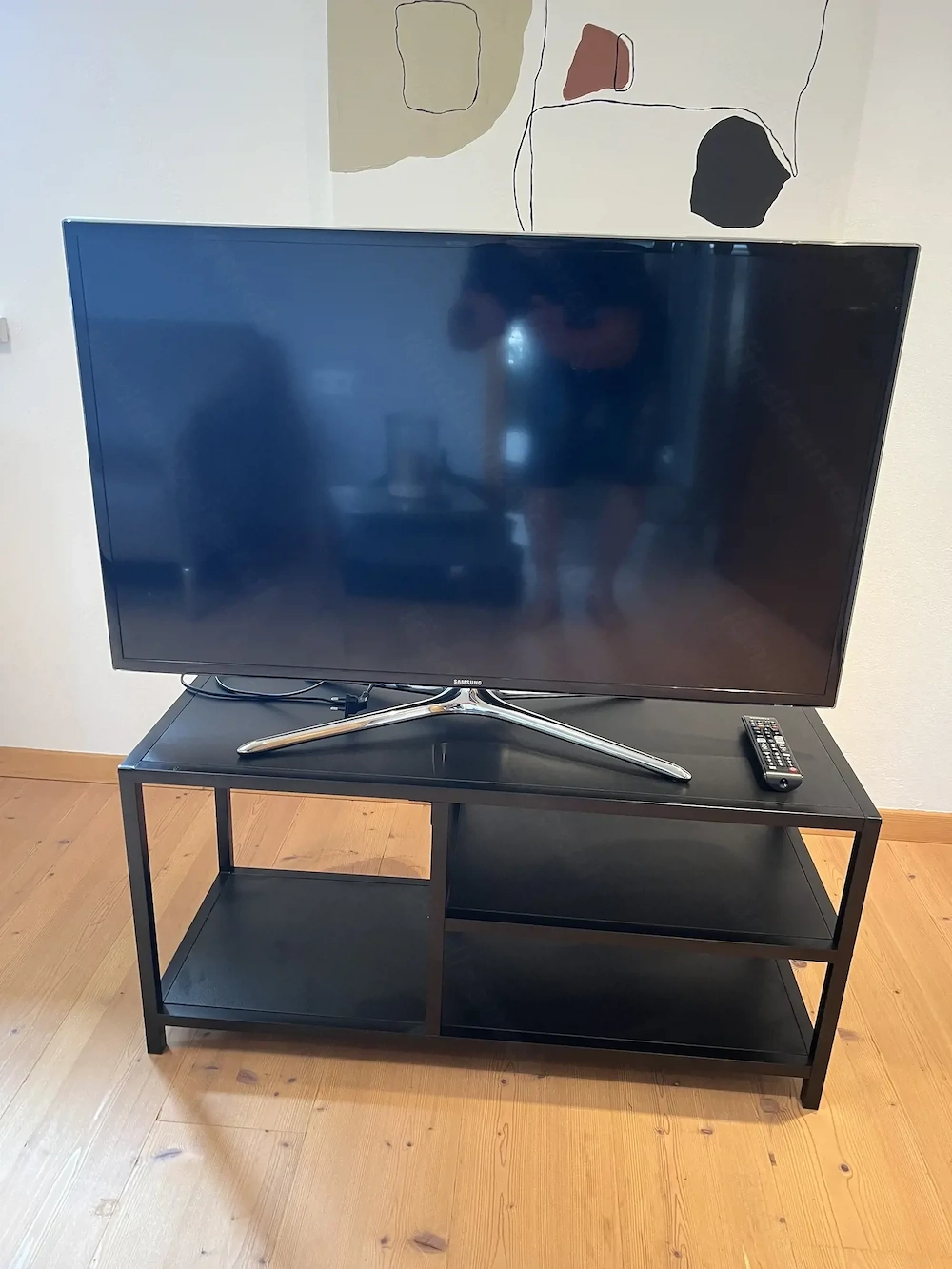 Fernseher mit Tisch