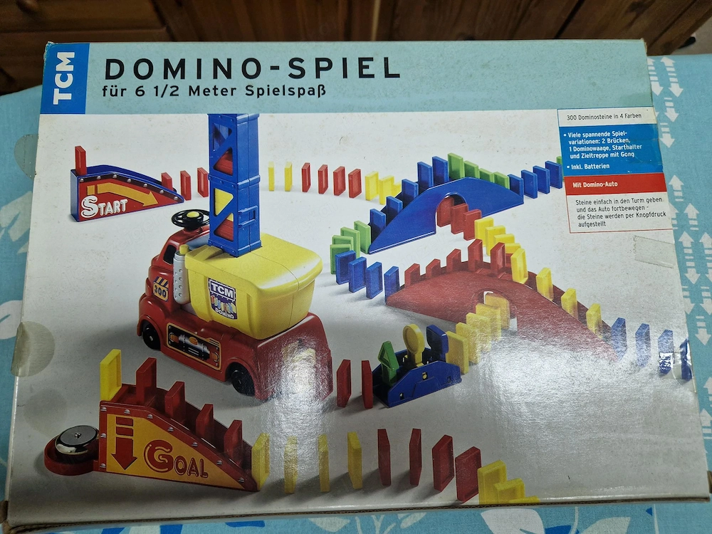 Dominospiel mit batteriebetriebenem Auto