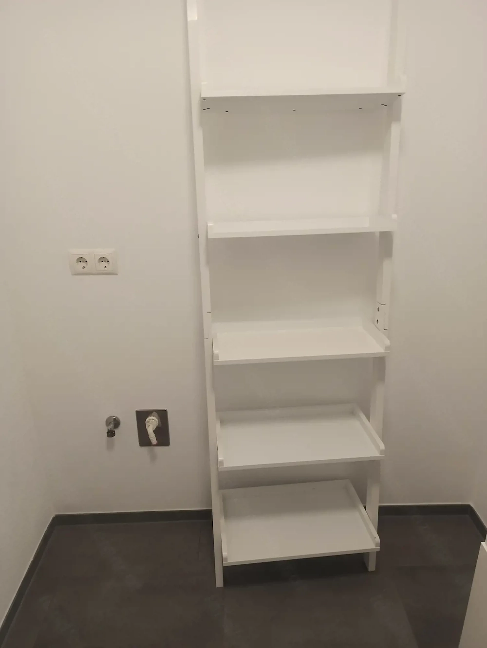 Verschenke hohes weißes Regal
