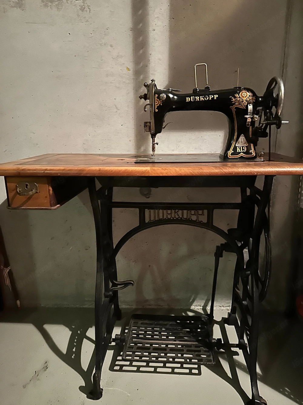 Wunderschöne Vintage-Nähmaschine mit Gußeisen-Fuß