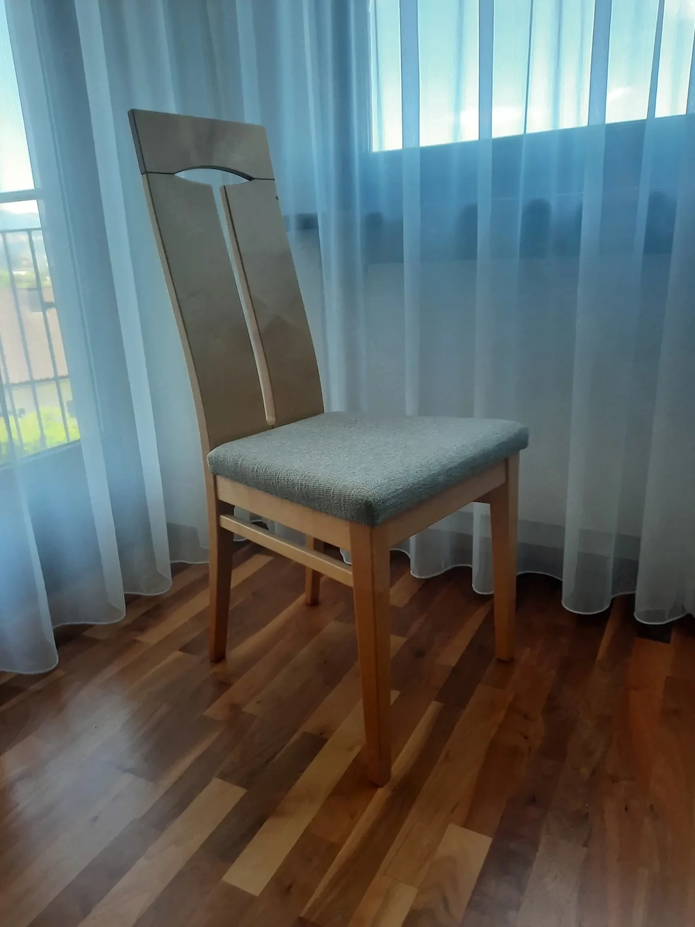 Tisch und Stühle