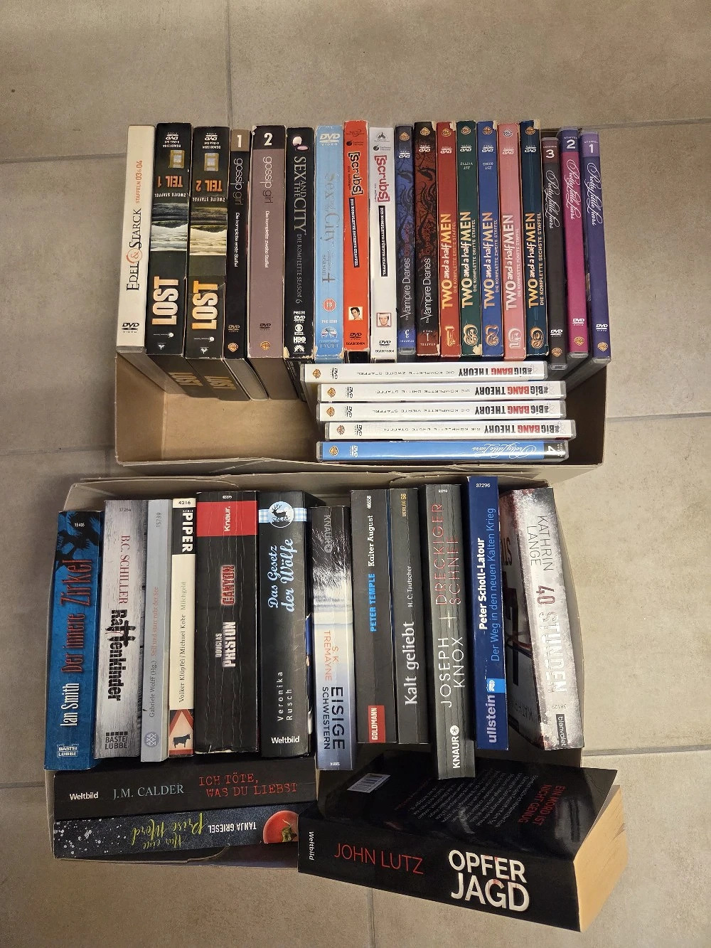 Zwei Schachteln voller DvD's und Bücher zu verkaufen!