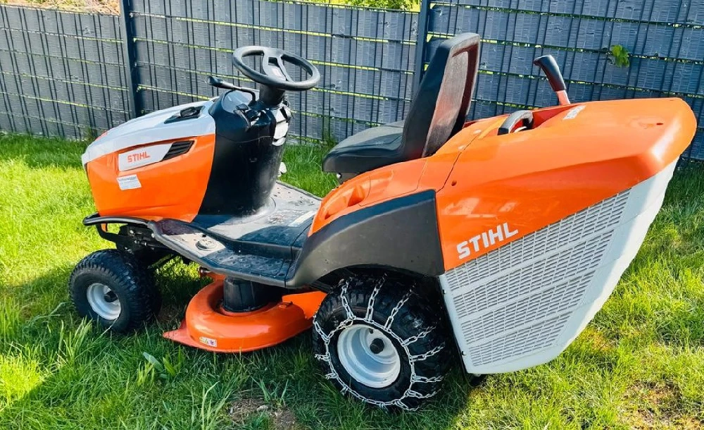 STIHL RT 5097 Z Rasentraktor mit Anhängerkupplung u. Winterpaket