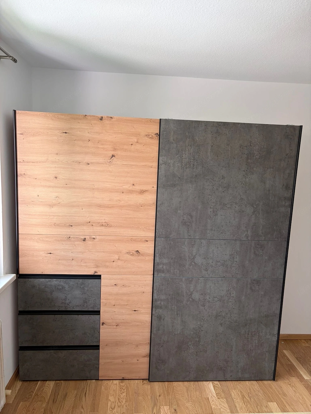 Kleiderschrank mit Schiebetüren 