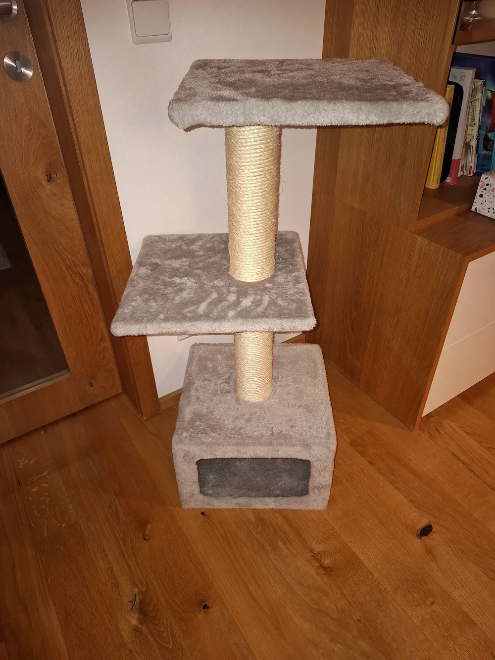 Neuer Kratzbaum mittel