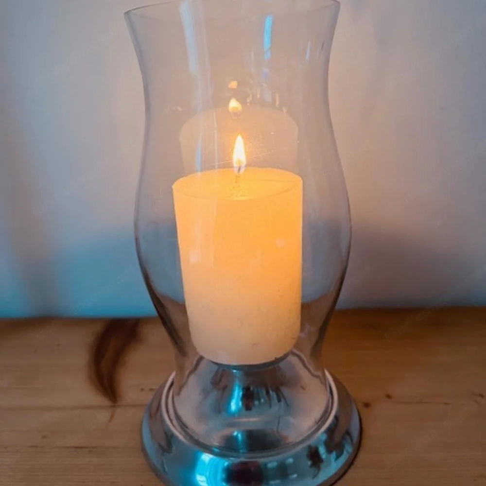 Windlicht aus Glas und Metallboden