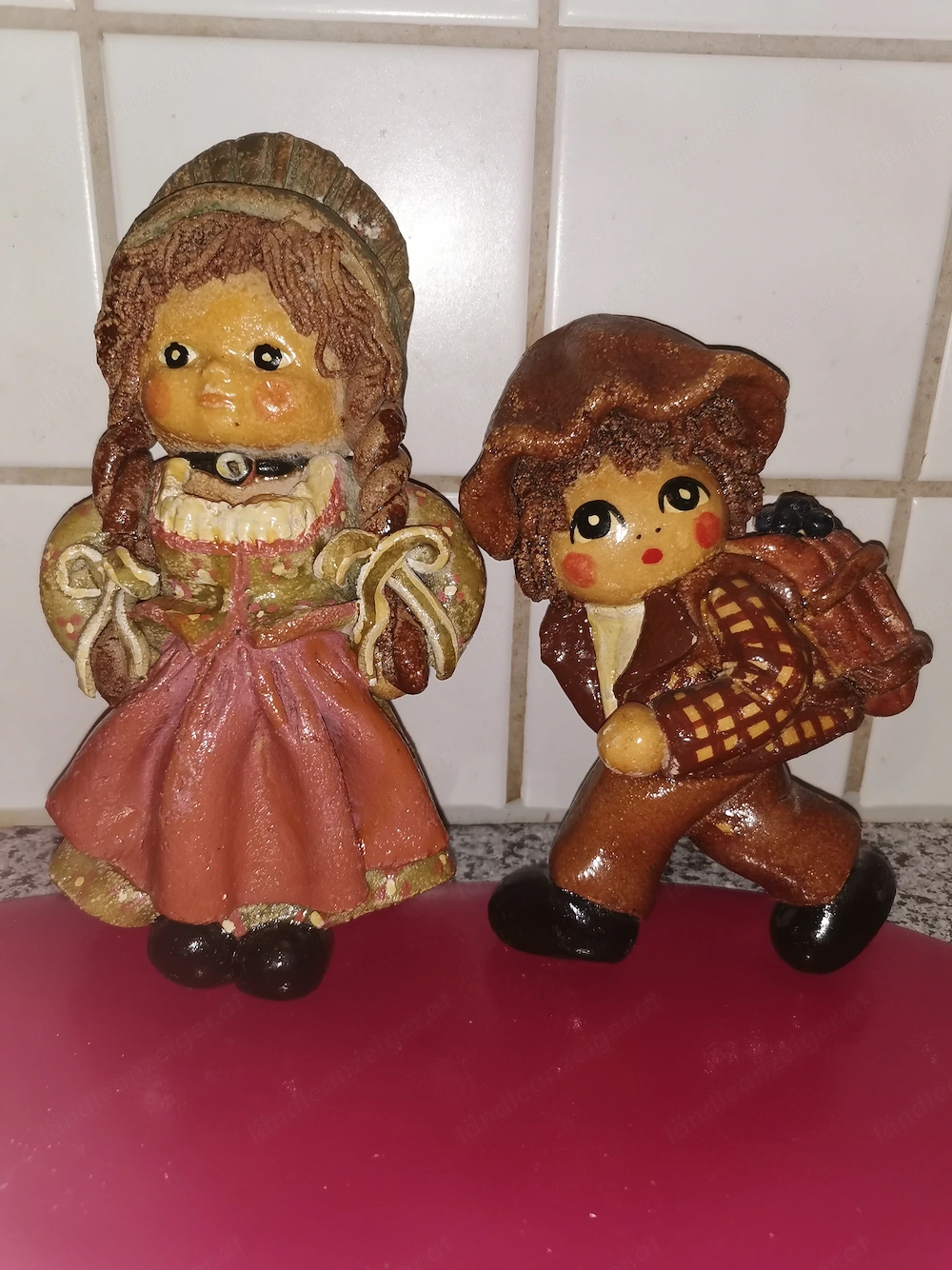 Figuren Mädchen im Dirndl und Junge m. Tragekorb