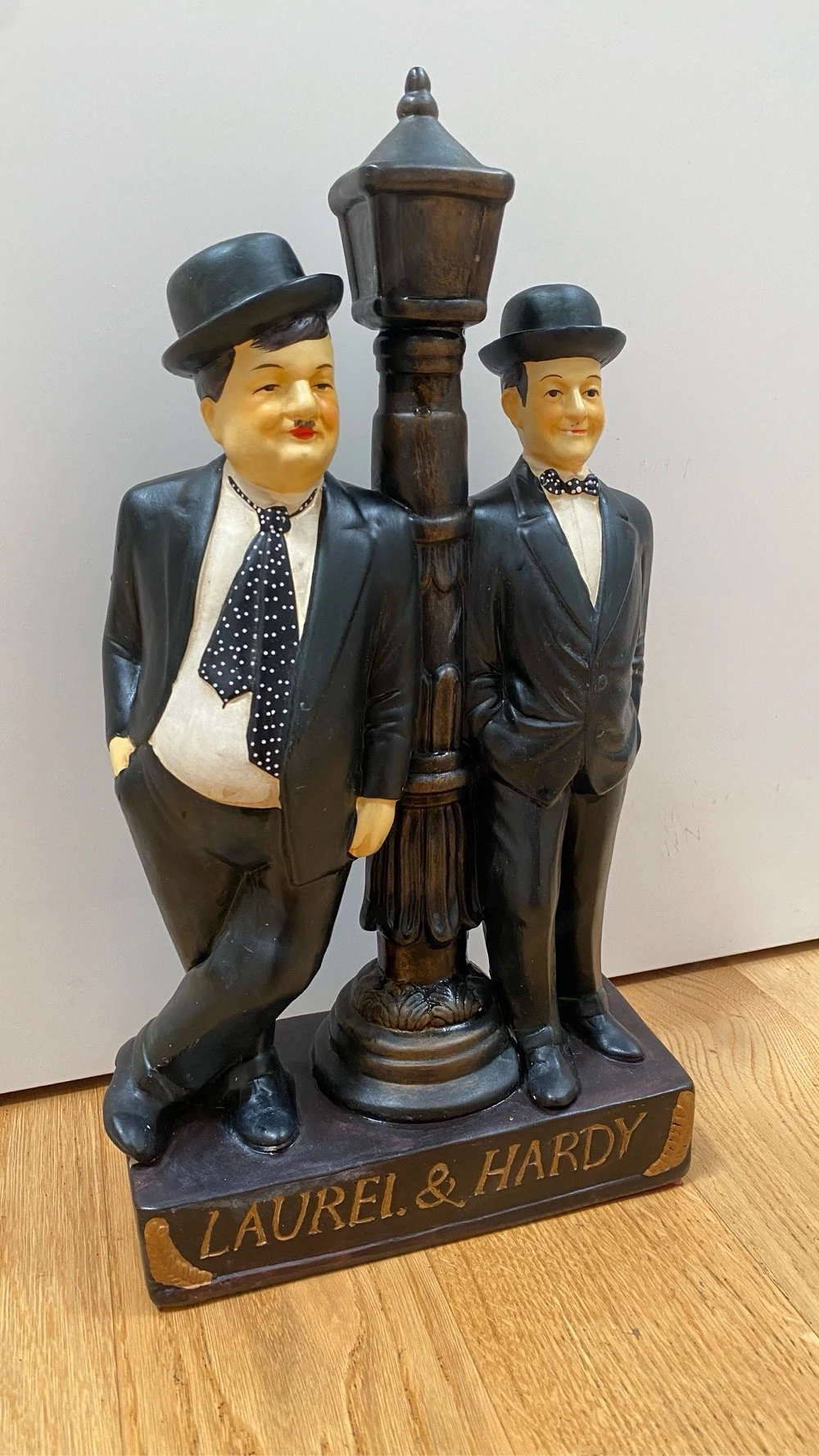 Kultige Laurel & Hardy Dekofigur    Dick und Doof  an der Laterne (42 cm)