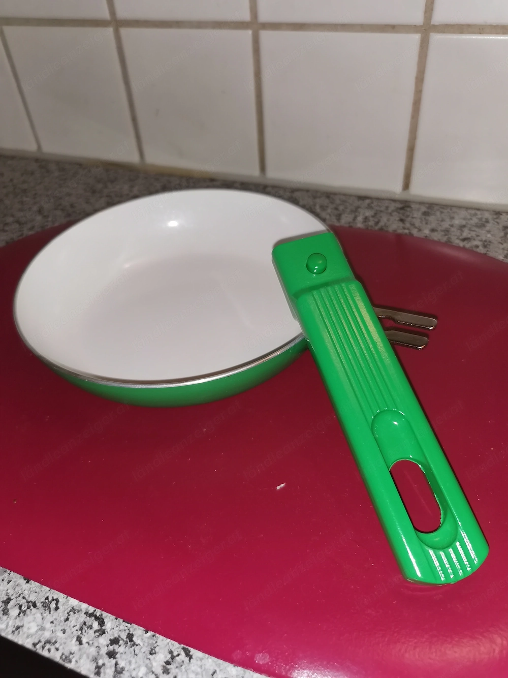 Bratpfanne Email grün DM 16 m H=3,5 cm mit abnehmbarem Griff