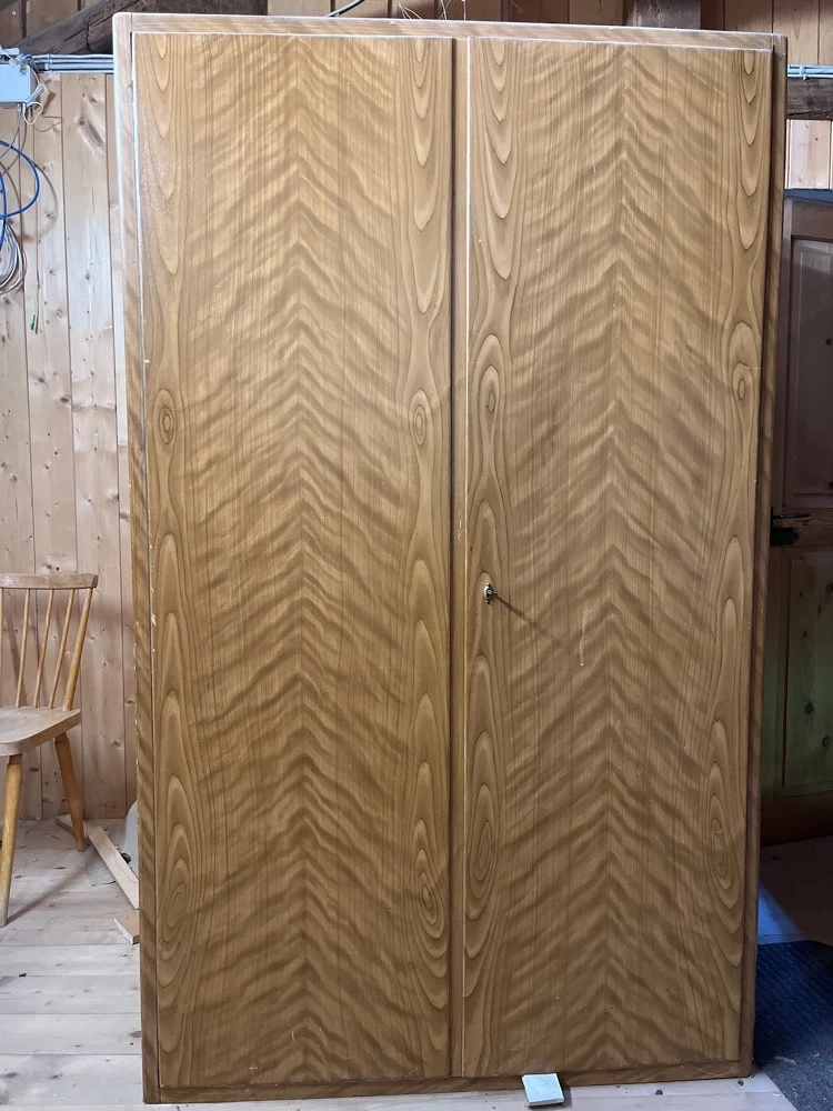 alter Kleiderschrank