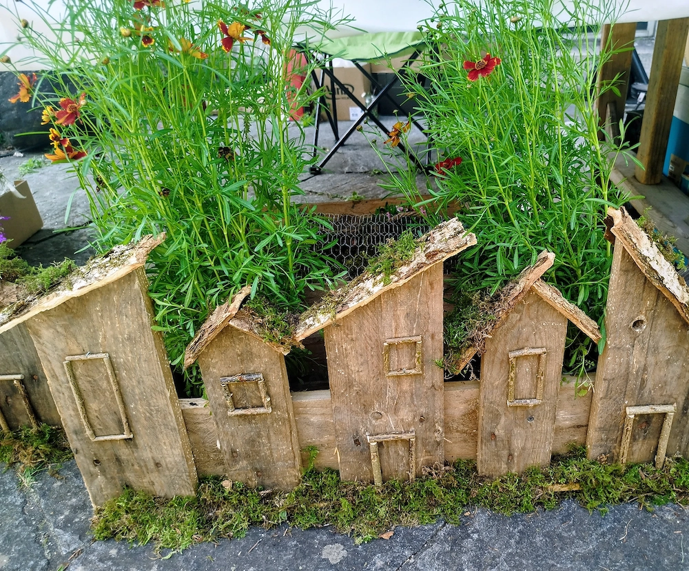 Deko aus Holz mit Blumen neu