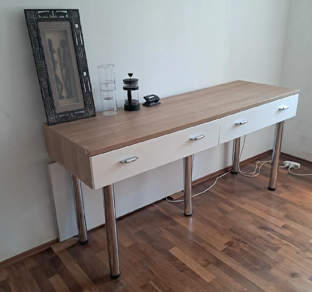 Tisch mit Schubladen 