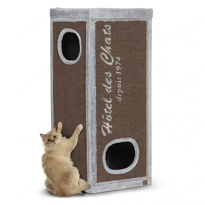 Ein Katzenturm mit innovativer, rechteckiger Form und moderner Verzierung in Form einer Inschrift