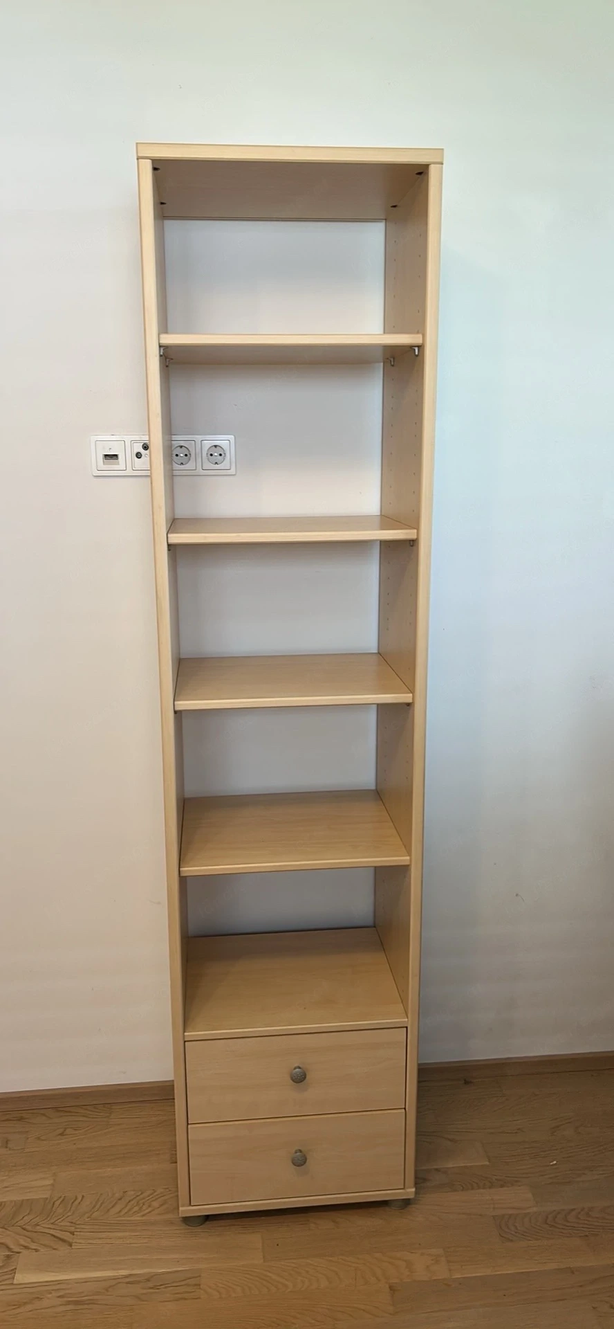 Kleiner Schrank mit Schubladen