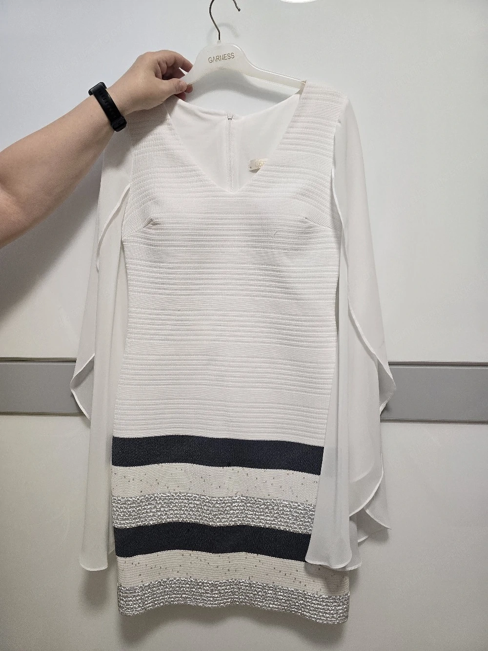 Kurzes weißes Abendkleid mit Streifendetails