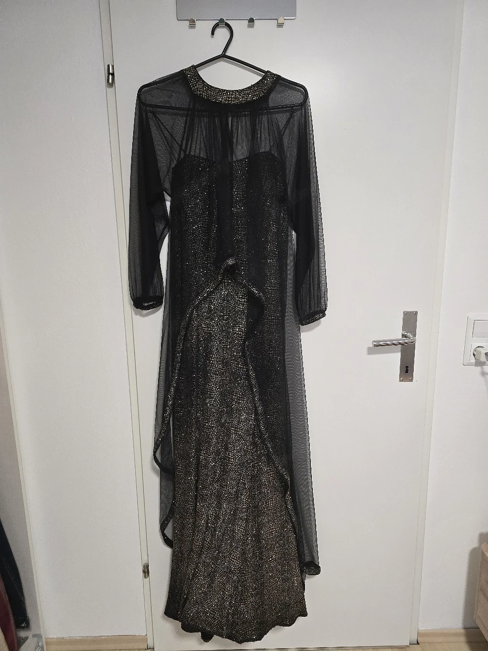 Abendkleid-Set: Gold-schwarzes Glitzerkleid mit transparentem Mesh-Überwurf