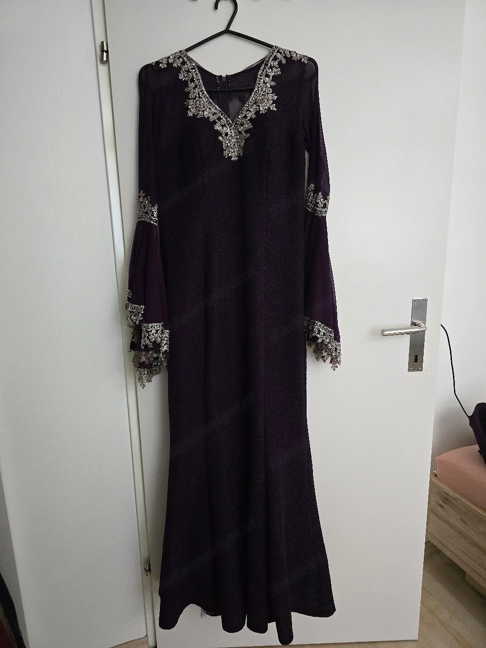 Kaftan-Stil Maxikleid mit Trompetenärmeln und Strass-Verzierung