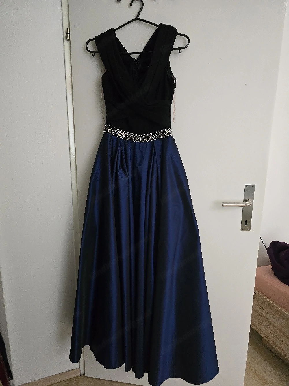 Elegantes Ballkleid: Schwarzes Oberteil in Wickeloptik mit dunkelblauem Satin-Rock