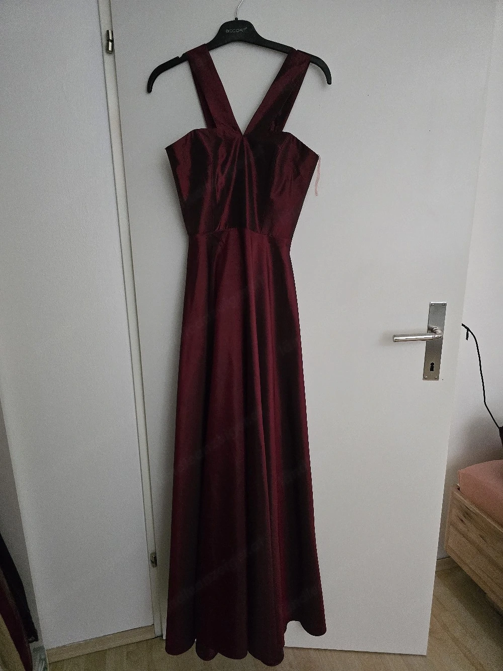 weinrotes Abendkleid aus Satin
