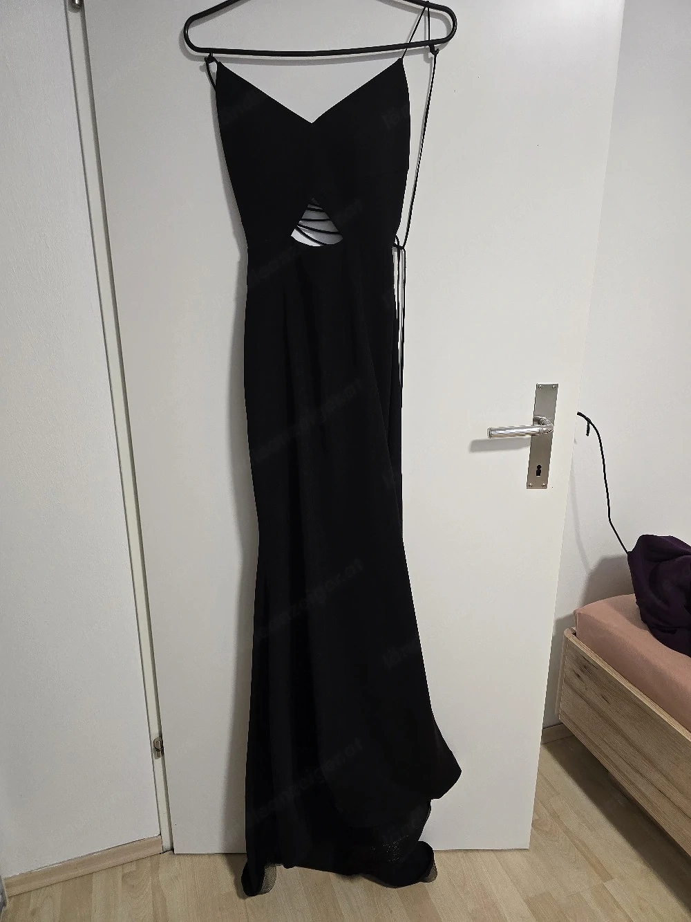  Elegantes schwarzes Abendkleid mit Cut-outs und Schnürung am Rücken