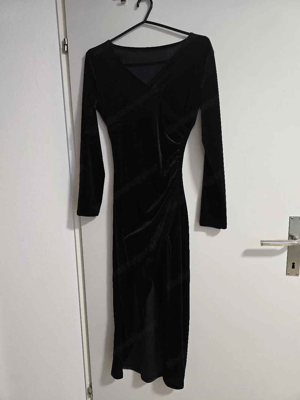  Elegantes schwarzes Samtkleid in Wickeloptik mit Beinschlitz