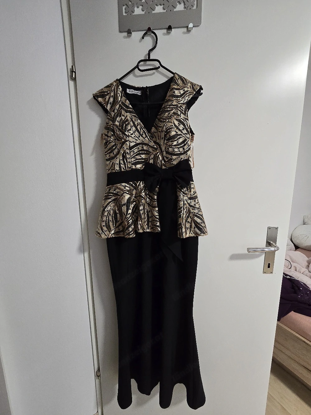 Abendkleid in Schwarz Gold mit Peplum-Oberteil und V-Ausschnitt