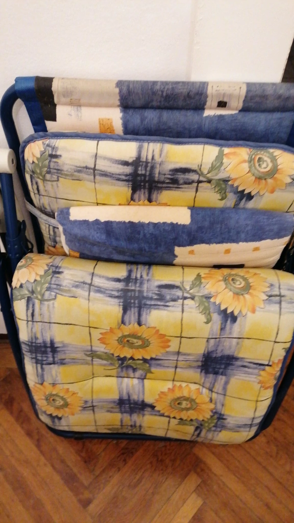 Lafuma Liege, dunkelblau mit Sonnenblumen-Motiv, gebraucht.