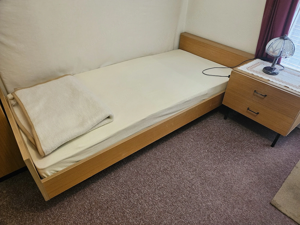 Einzelbett mit passendem Schrank zu verschenken 