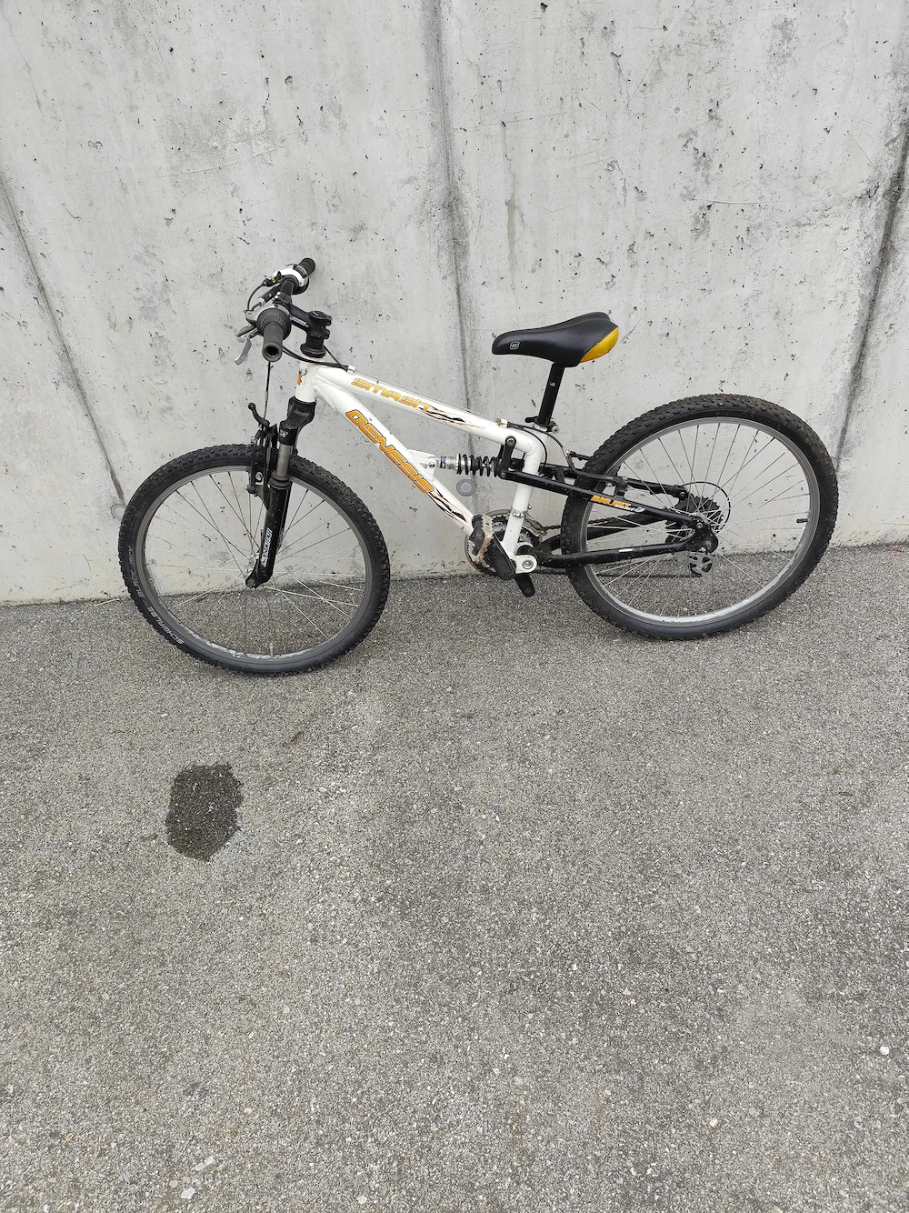 Fahrrad zu verkaufen mit Hinterfederung. Preis ist verhandelbar.
