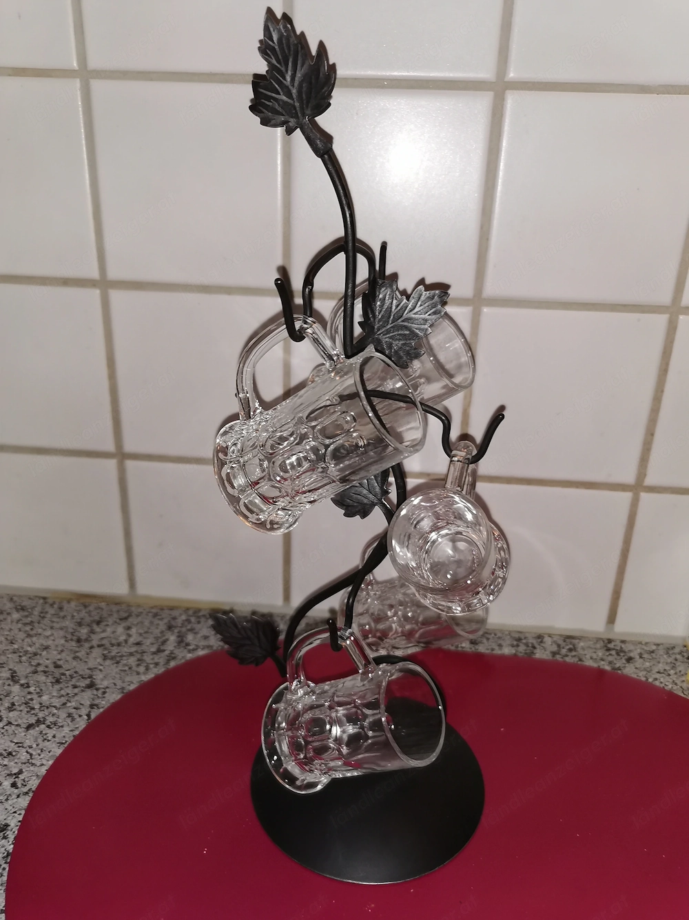 Ständer Schmiedeeisen schwarz mit Blattmotiv H= 33 cm m. 5 Stk. kleinen Bierkrügerl 