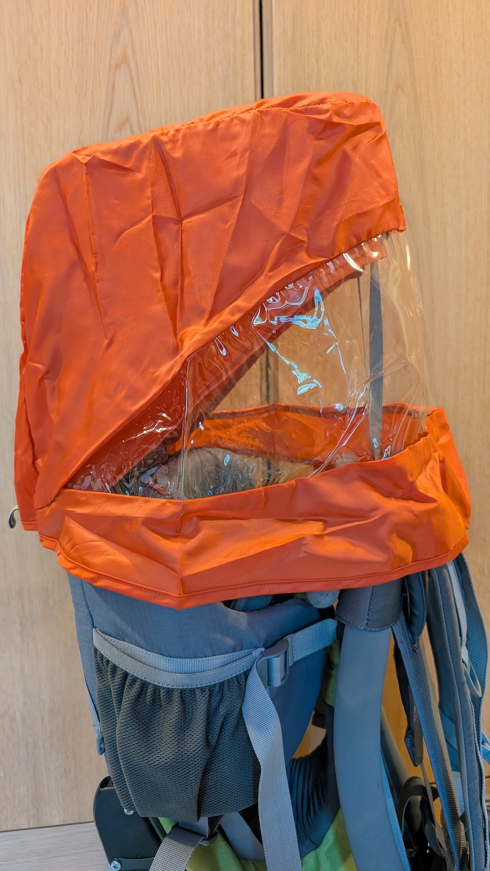 Kraxe, Rückentrage mit Sonnen- und Regenschutz 