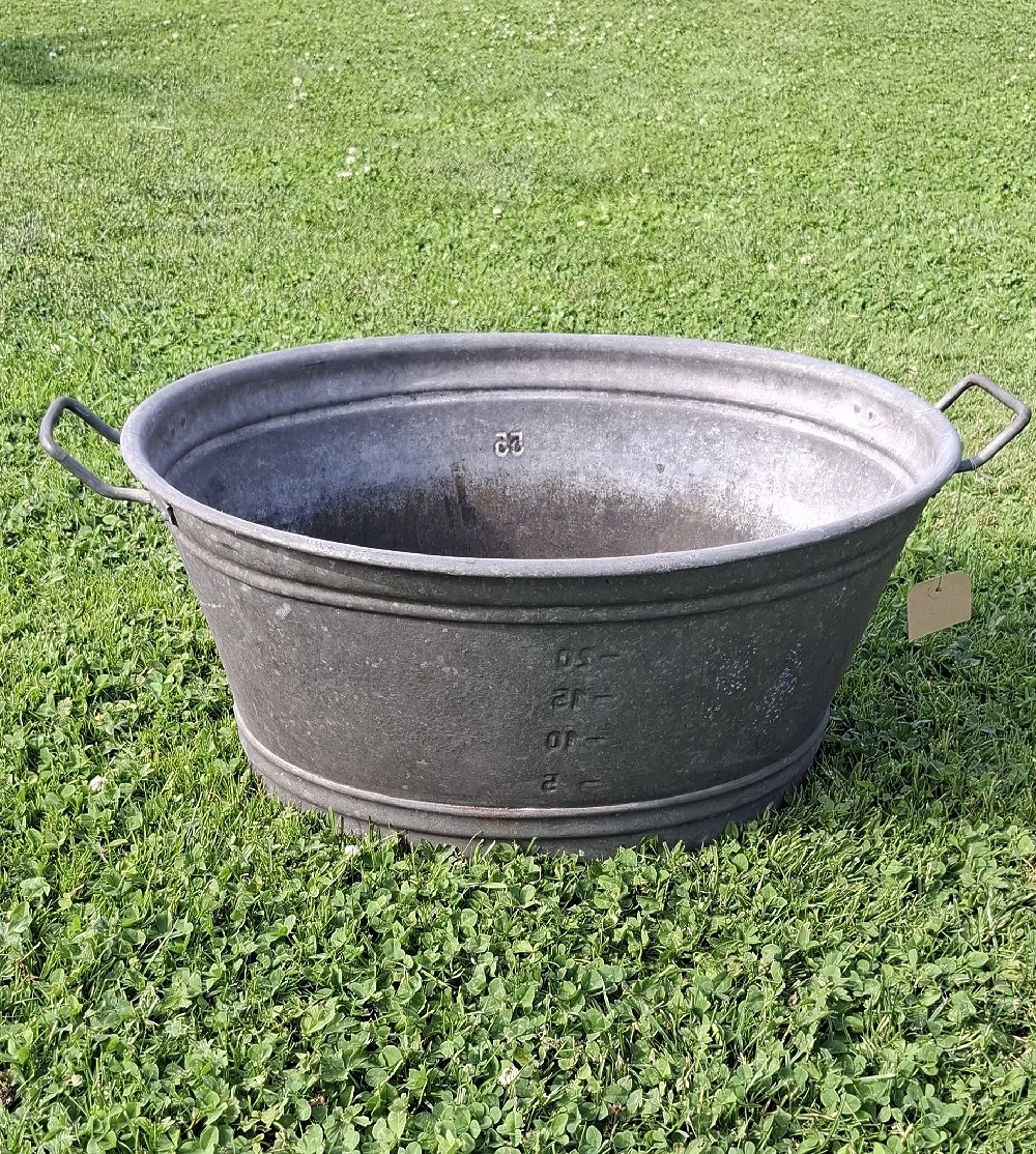 Robuste alte Zinkwanne