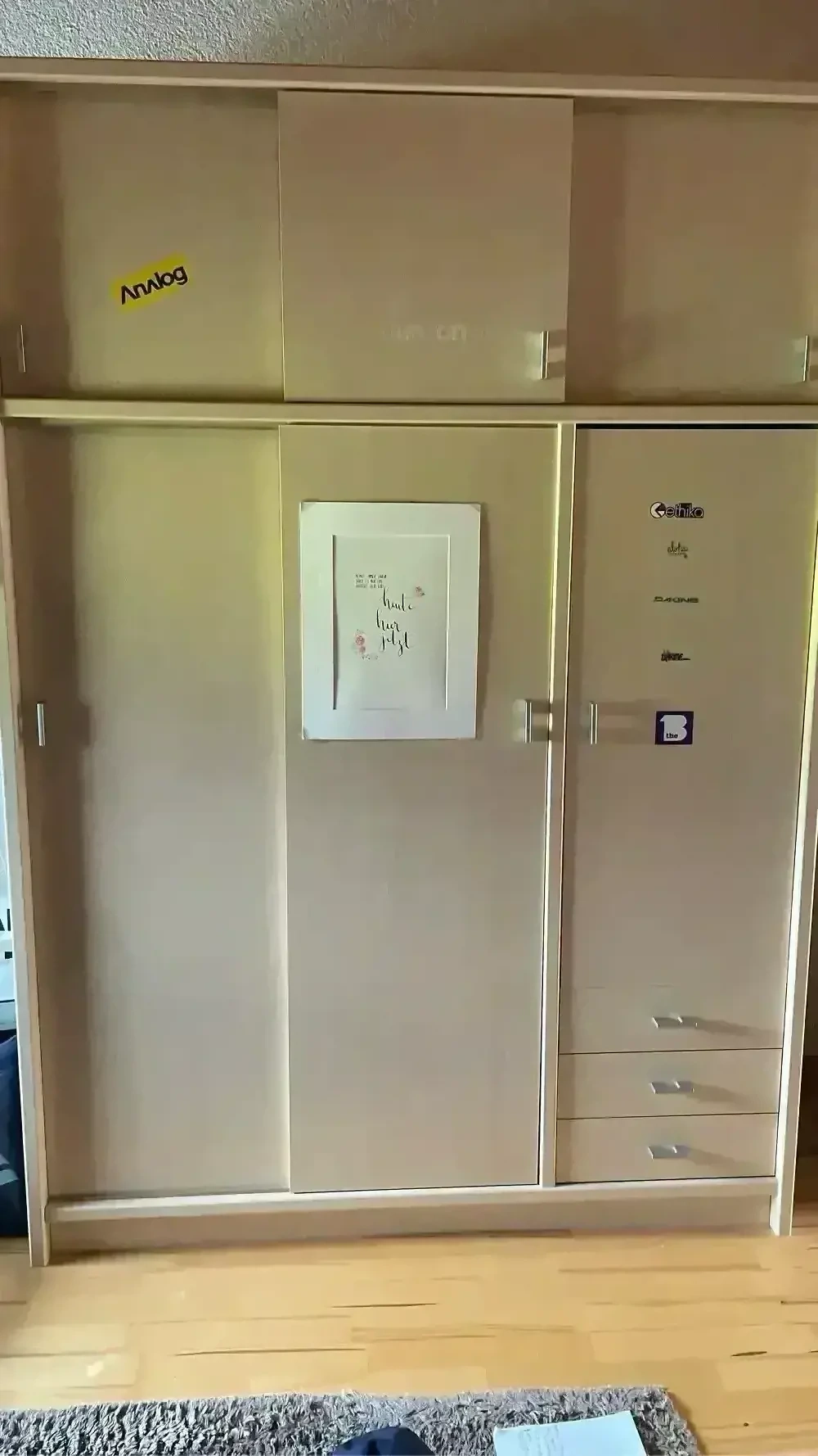 Kleiderkasten aus Holz