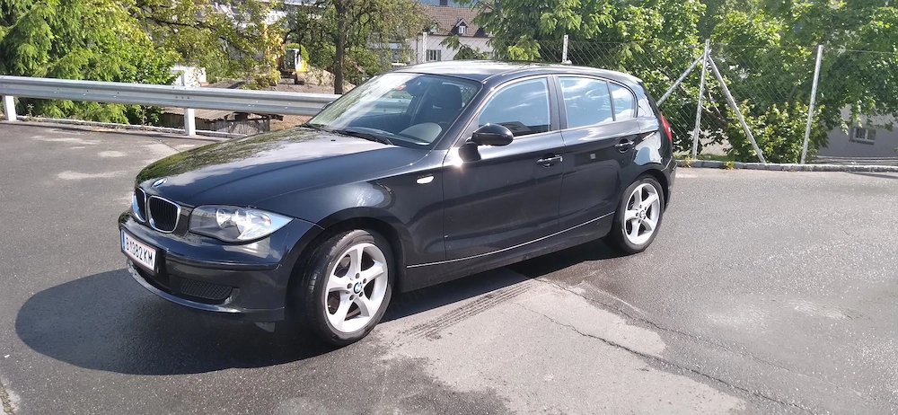 BMW 116i, 2 kms, 8 Reifen, Pickerl bis Juni  Innerlich und äußerlich in gutem Zustand.