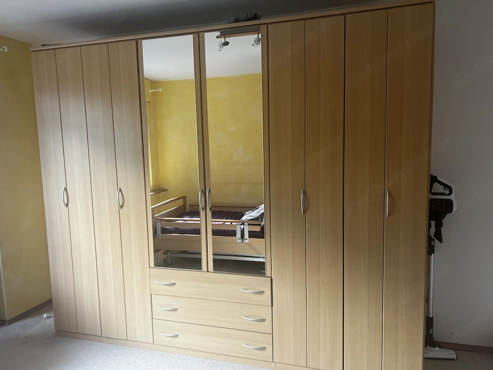 Kleiderschrank in Holzoptik