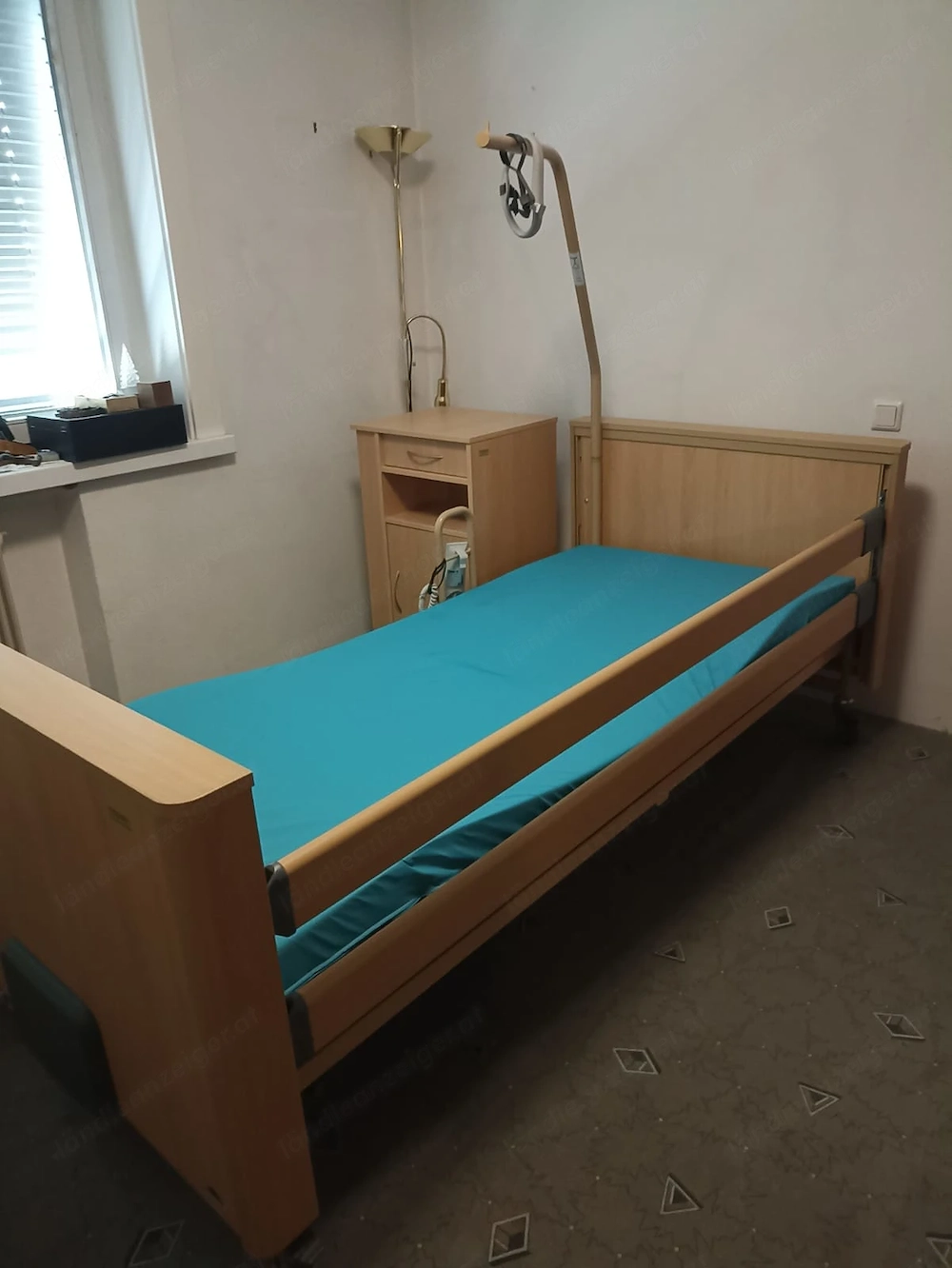 Pflegebett mit Nachtisch gebraucht