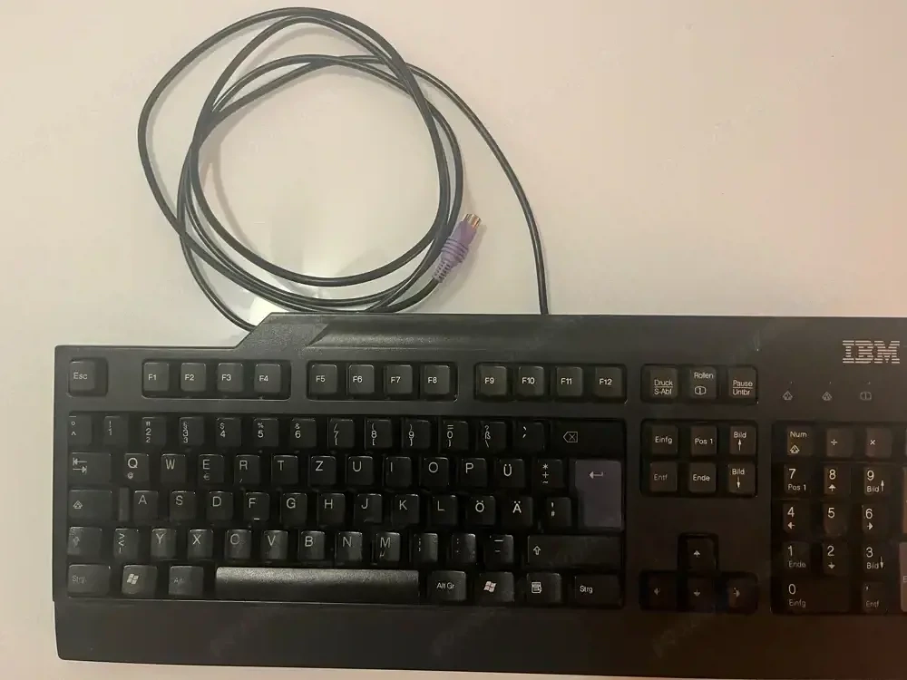 Klassische IBM Tastatur (schwarz)   Zuverlässige Office-Tastatur mit Kabel