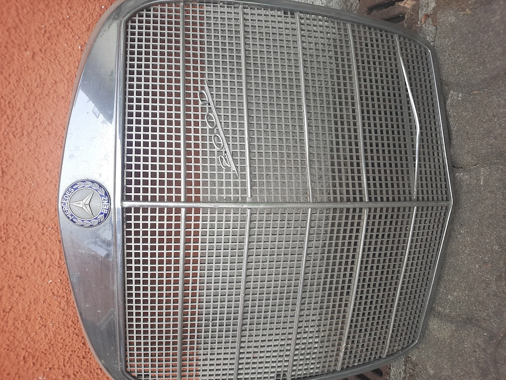 Kühlergrill  für Mercedes Benz Model 200D.