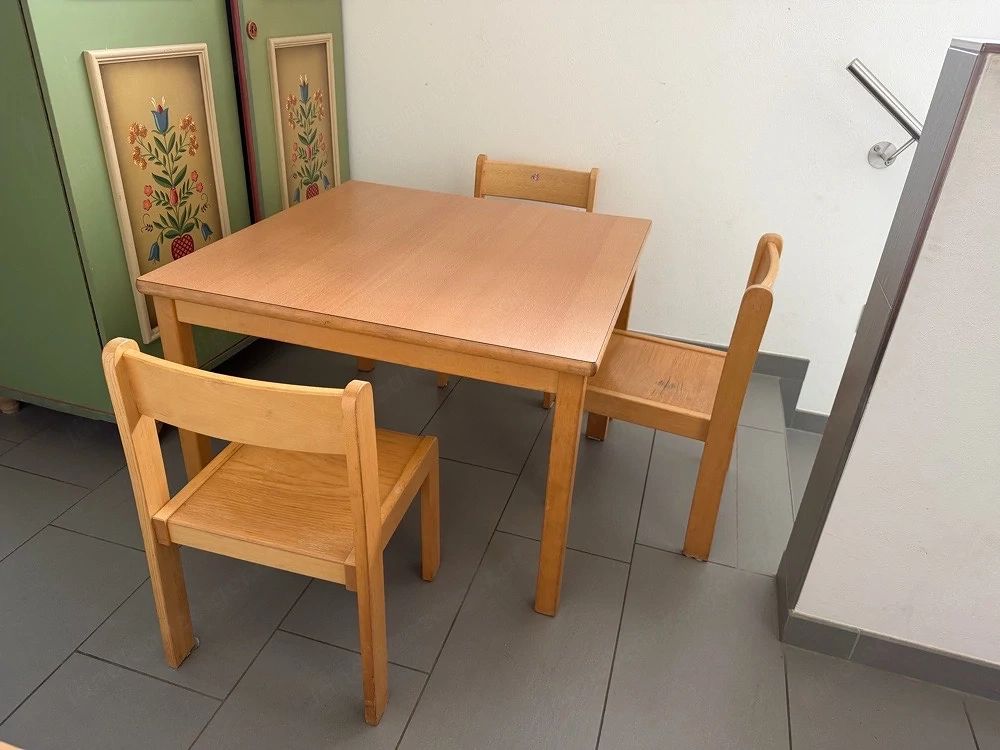  Kindertisch 82x82 Massivholz + 3 Stühle Sitzhöhe 33cm 6-10 Jahre