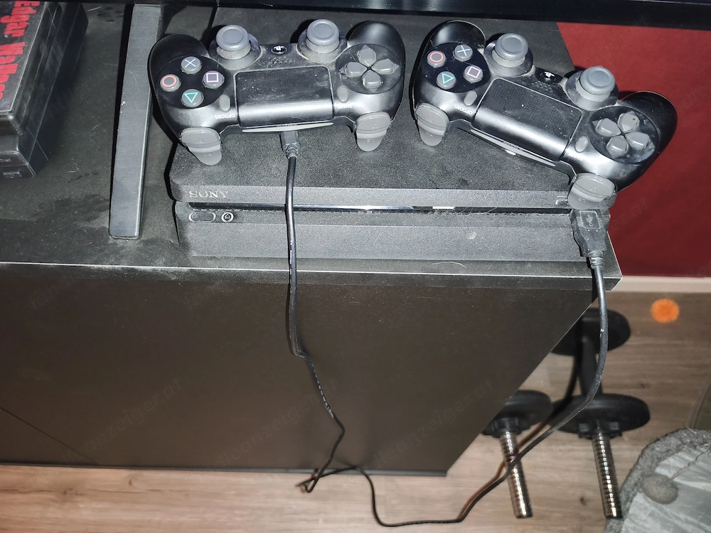 Verkaufe PS4 mit 2 Controllern und 27 Spiele