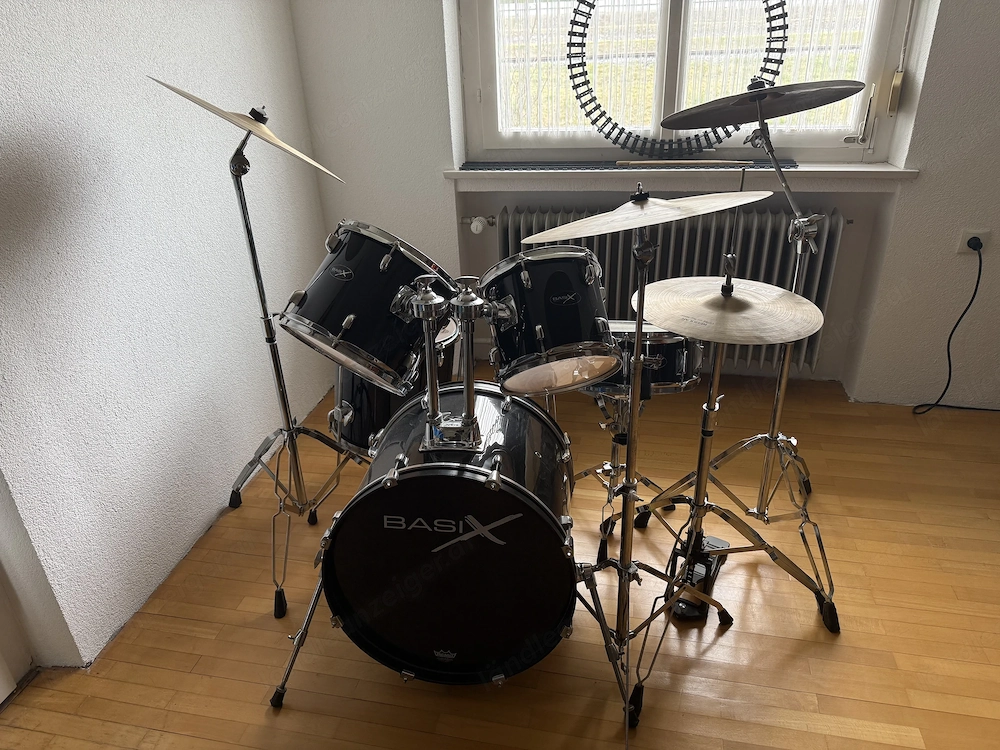 Komplettes Schlagzeug Set von Basix inkl. Becken & Hocker
