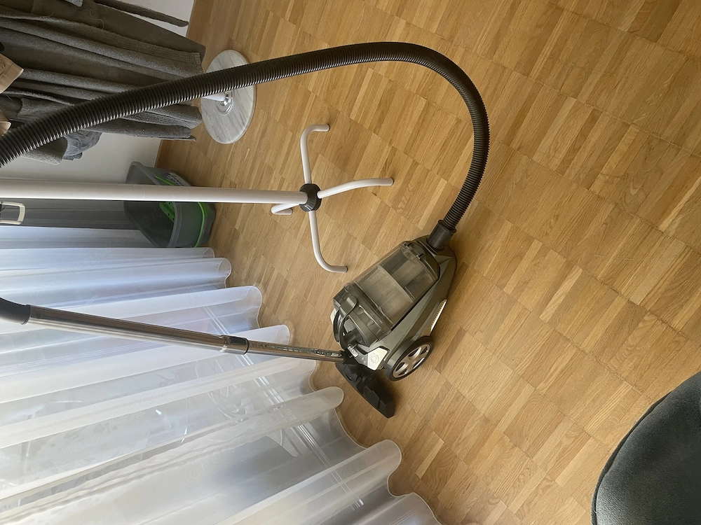 Staubsauger und kleiner Schuhkasten 