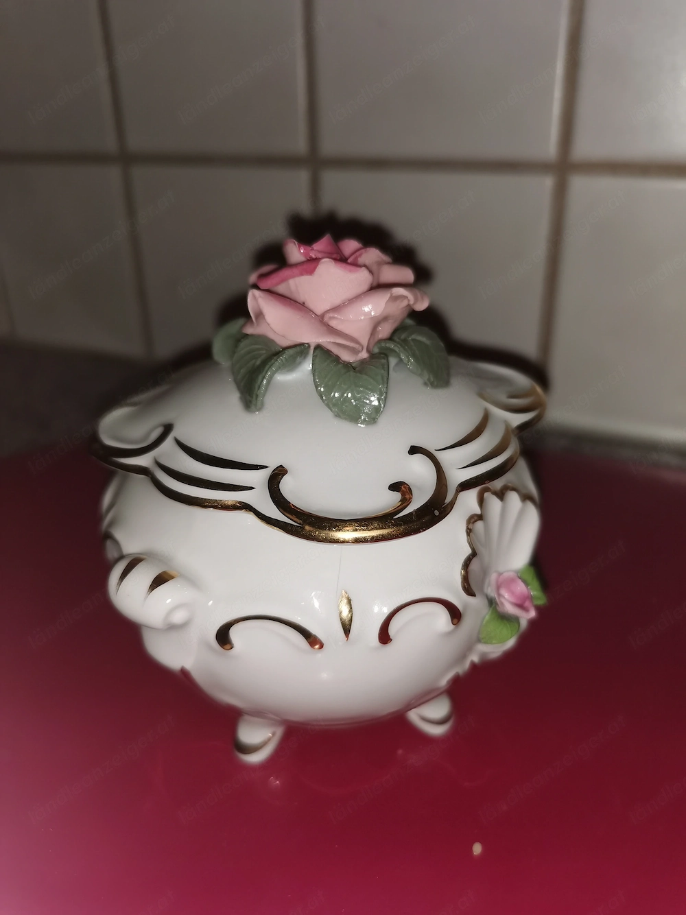 Deckeldose Porzellan H= 8 cm, Deckel 8x8 cm mit aufgesetzten Rosen 