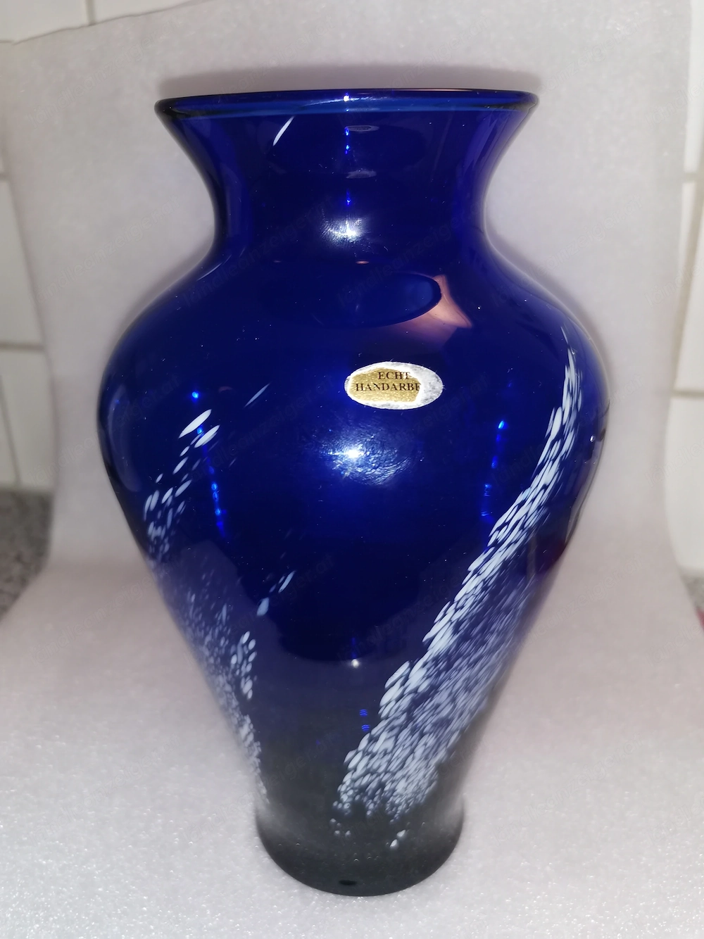 Vase Glas Königsblau mit Dekor weißer Strichlierung "echt Handarbeit" 