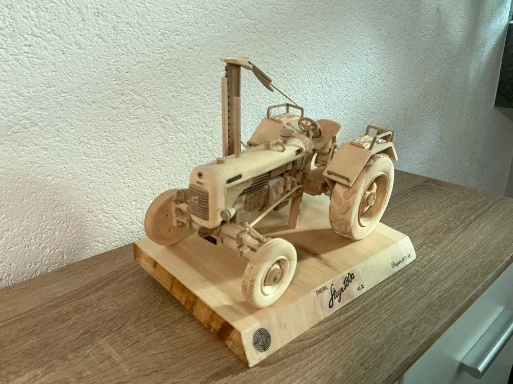Oldtimer Traktor aus Holz