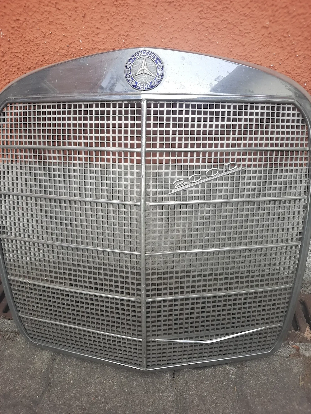Kühlergrill  für Mercedes Benz Model 200D.