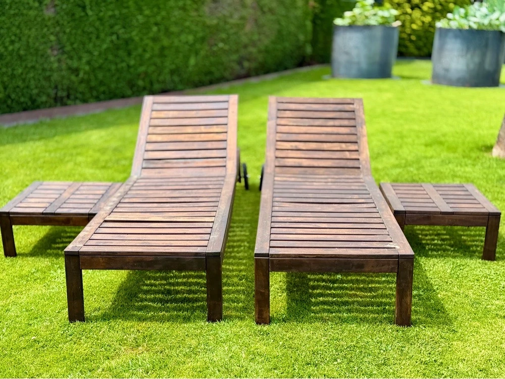2 IKEA Holz-Sonnenliegen inkl. Auflagen & 2 Beistelltische   gepflegt